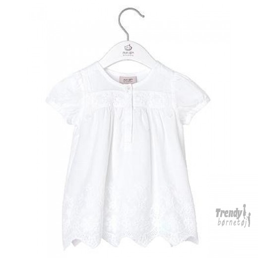 teknisk Isolere springvand Noa Noa baby kjole i hvid Miniature. Kjolen er hvid, med de yndigste blonde  detaljer.
